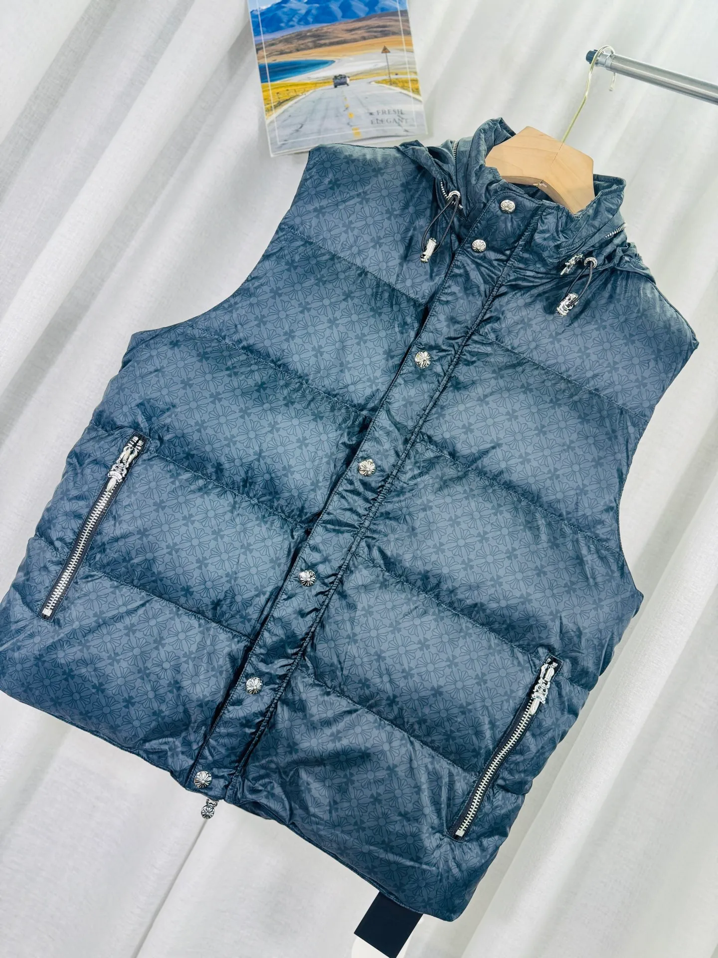P720 top version 🐮 Real shot without P, ​​different from market products] Chrome Hearts ❄️ Winter environmentally friendly down jacket series ❄️ Chrome Hearts dark pattern series hooded down vest is available at the counter at the same time ❤ The hood is detachable! The best Guangzhou national standard 90 velvet on the market! ! The world’s highest fluffiness of 900D! ! High standard and sufficient down filling! ! Exterior windproof and waterproof dark pattern custom fabric, interior high-grade dark pattern lining fabric to prevent lint, original hardware molding, exquisite craftsmanship details, casual or formal wear ✨ slim fit and not bloated Recommended color: Customized dark pattern flower series Code number: S, M, L, XL